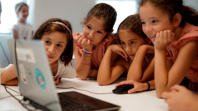 Impulso referentes femeninos en el sector de la movilidad con Inspiring Girls y Alsa 2025