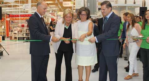 Pie de foto de izquierda a derecha: Corte de cinta Ignacio Snchez Villares  Director General de Leroy Merlin Espaa M Jos Prez-Cejuela, Directora General de Comercio y Consumo de la Comunidad de Madrid Concha Daz de Villegas, Directora General de Co